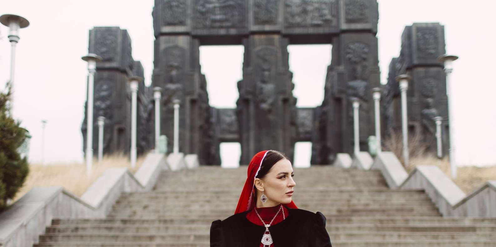 Tbilisi: Traditional Georgian Clothing Photoshoot & Pickup